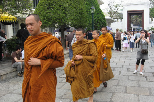 Monks wat pra kaew resize