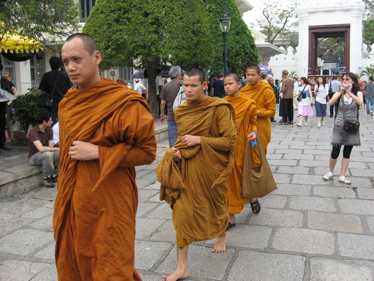 Monks wat pra kaew resize